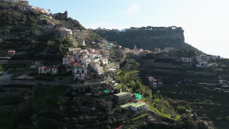 Pueblo-De-Pogerola-En-Amalfi-Con-Laderas-Y-Edificios-En-Terrazas,-Vista-Aérea