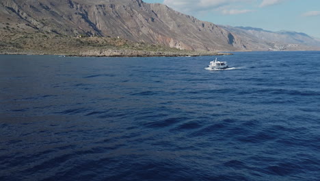 Barco-Navegando-Entre-Chora-Sfakion-Y-Agia-Roumeli-En-Un-Entorno-Montañoso