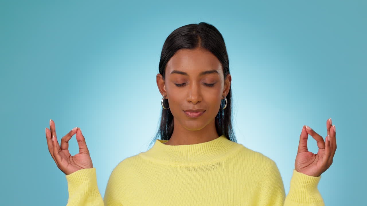 Loto, respiración o mujer meditando en estudio