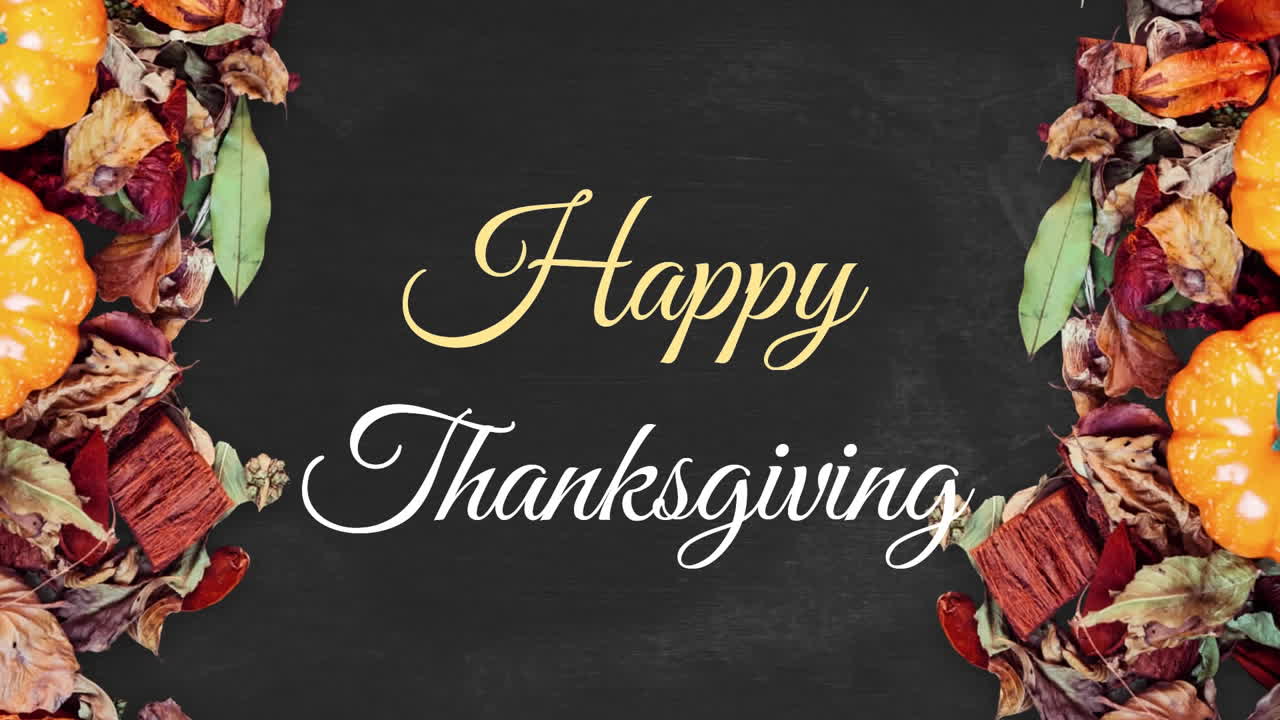 Animazione del testo "Happy Thanksgiving" sopra foglie autunnali su sfondo nero.