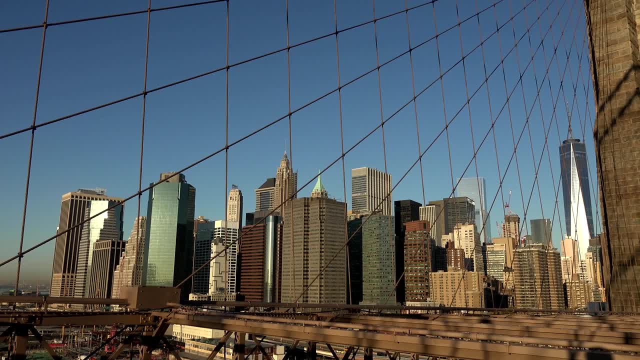Ponte di Manhattan e Ponte di Brooklyn a New York City, USA. Bellissimo timelapse di NYC. Ponte di Brooklyn con auto nel traffico e persone. Ponte sospeso che collega Manhattan a Brooklyn