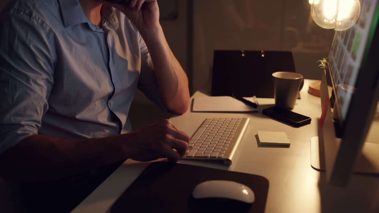 그의 마음은 24시간 동안 작동합니다.