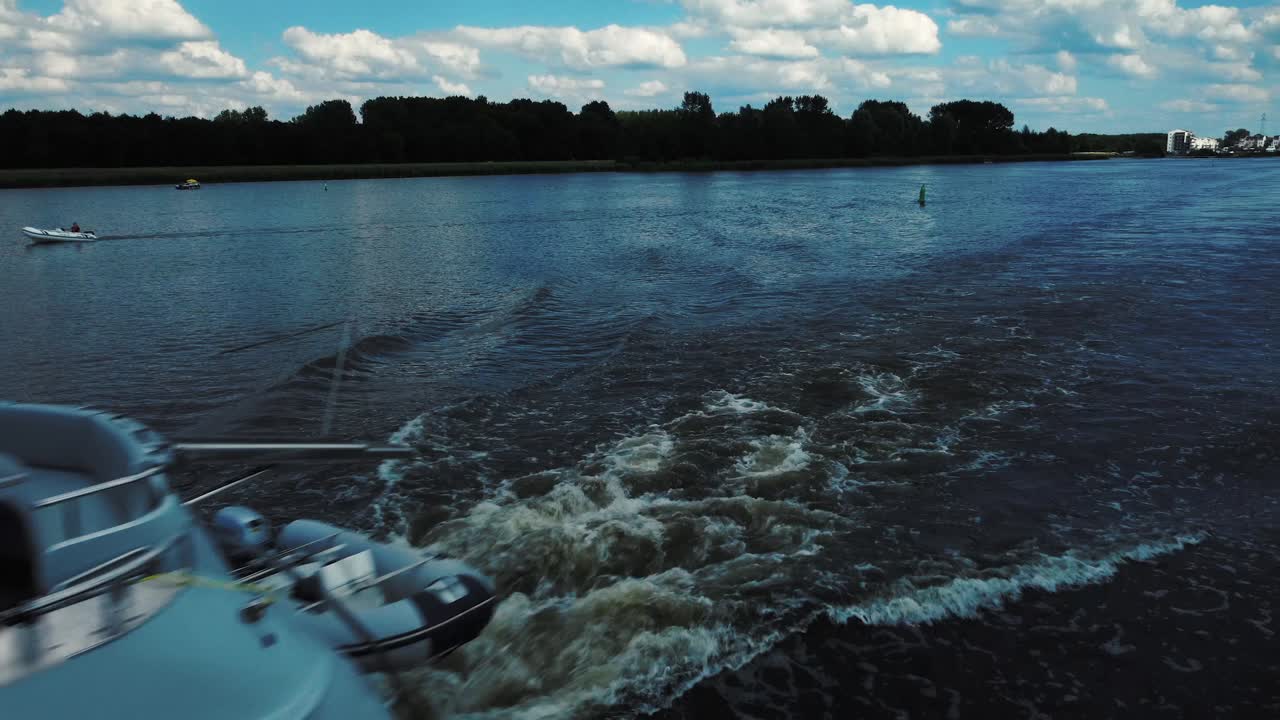 Yacht di lusso in navigazione sull'acqua, vista frontale e laterale.