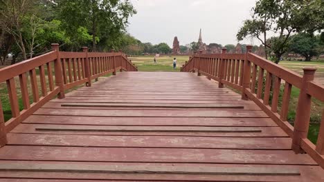 progresión a través de un puente hacia un parque
