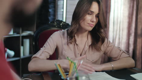mujer de negocios hablando con su socio de negocios durante las negociaciones en la oficina