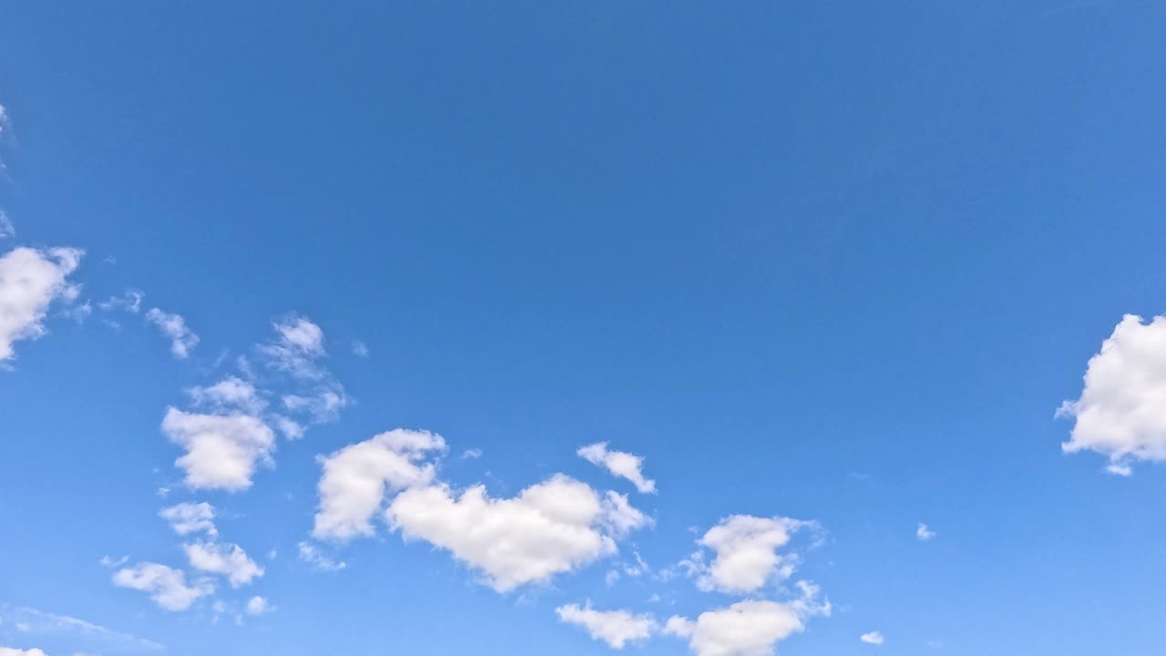 은 파란 하늘을 가로질러 떠다니는 구름