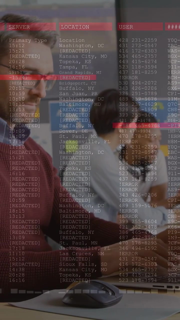 Vídeo vertical: Homem digitando no laptop enquanto a equipe visualiza o dispositivo, com logs sobrepondo a cena, monitorando TI.