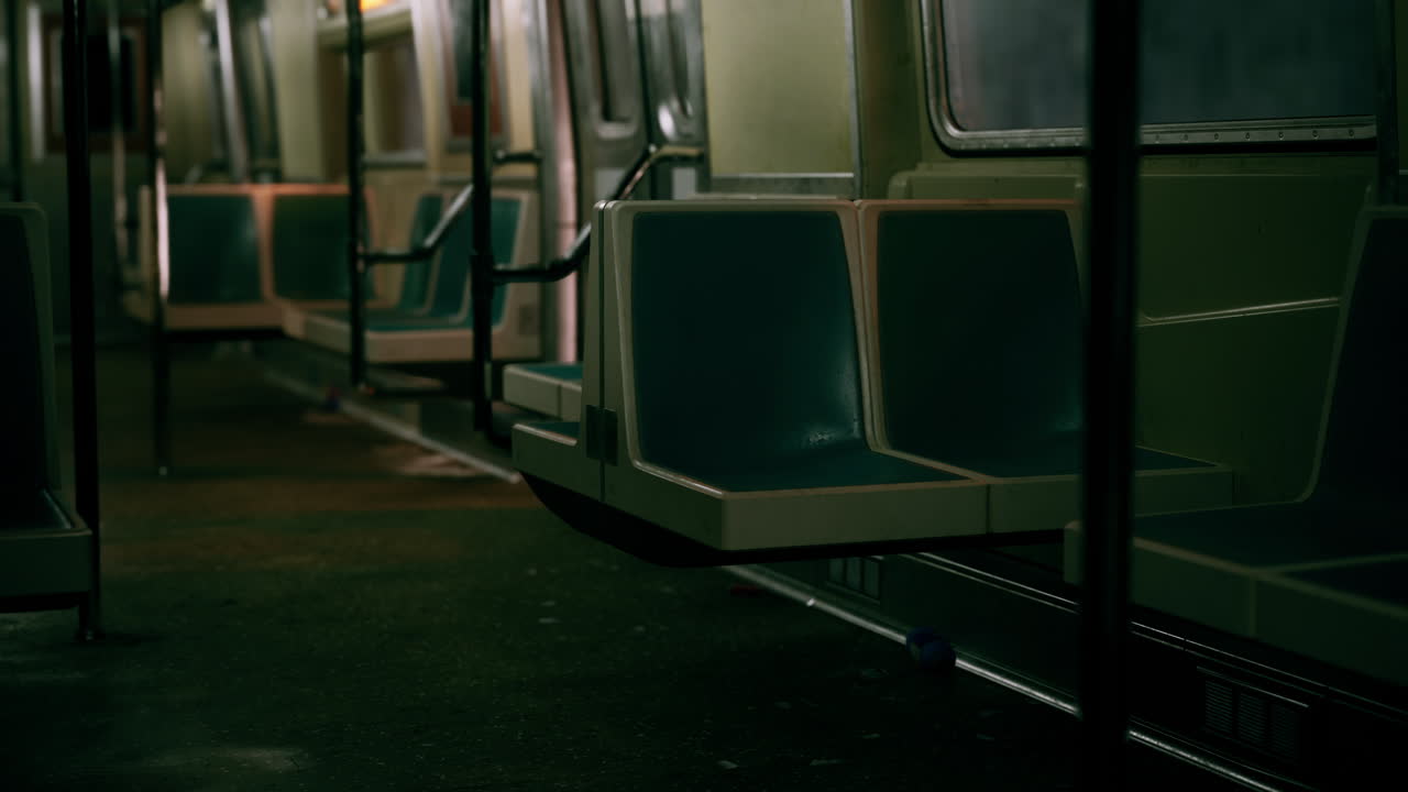 빈 지하철 차량 내부