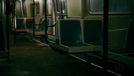 interior vacío del vagón del metro