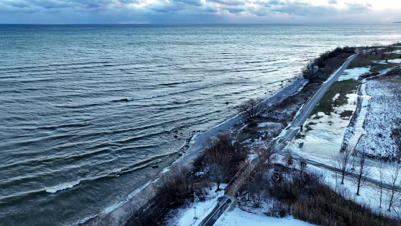 Widok z drona w pobliżu Stacji Uzdatniania Wody Ajax i Pomnika Nadbrzeżnego podczas niebieskiej godziny zimą. Powolne panoramowanie.