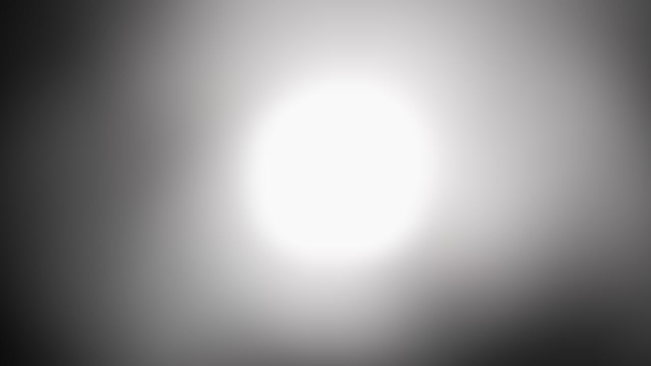Seltsames, leuchtendes, außerirdisches UFO-Kugellicht, Geister- oder Mondlicht mit Rauch und Nebel für Halloween oder Science-Fiction, Sci-Fi-Hintergrund