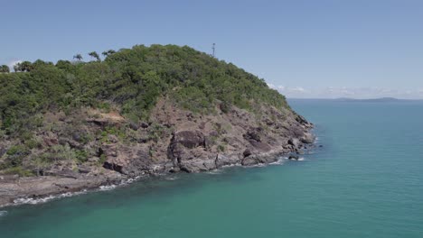 costa rocosa y con vegetación de la playa de cuatro millas, port douglas en australia