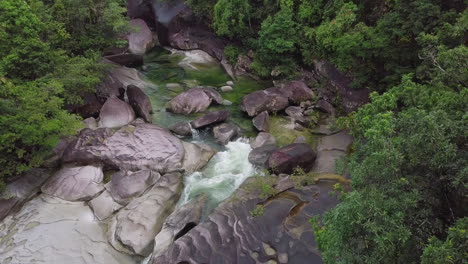 Eine-Zeitlupen-Luftaufnahme-Der-Babinda-Felsbrocken-In-Cairns,-Australien,-Zeigt-Schnell-Fließende-Bäche-Und-Dichte-Wälder-Sowie-Ineinander-Verschlungene-Massive-Granitformationen,-Die-Den-Ruhigen-Namen-Beleuchten,-Den-Sie-Tragen