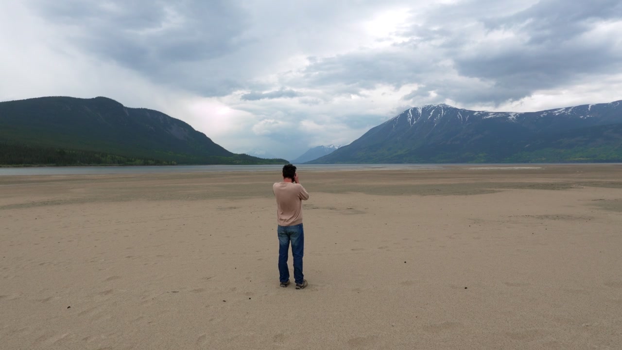 Mand fotograferer strand ved Carcross i Yukon, Canada