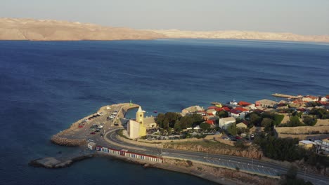 Toma-De-Dron-De-Contraste-De-Color-De-La-Ciudad-De-Karlobag-Y-La-Península-Dorada,-Marco-Azul-Oscuro-Que-Domina-El-Mar,-Isla-Pag-Brillante-En-El-Fondo