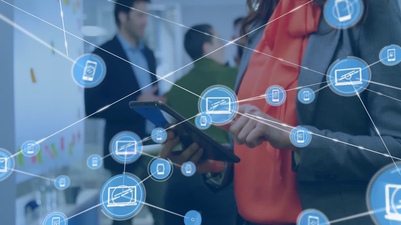 animación de la red de conexiones con iconos sobre diversos colegas hablando y usando tableta