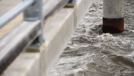 los rápidos del río corren contra el puente