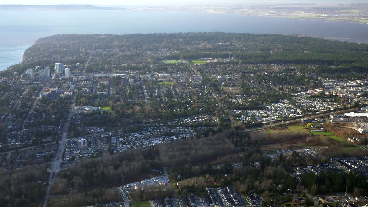 roca blanca, sur de surrey en la bahía del límite, vista aérea de columbia británica