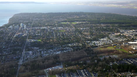 Roca-Blanca,-Sur-De-Surrey-En-La-Bahía-Del-Límite,-Vista-Aérea-De-Columbia-Británica