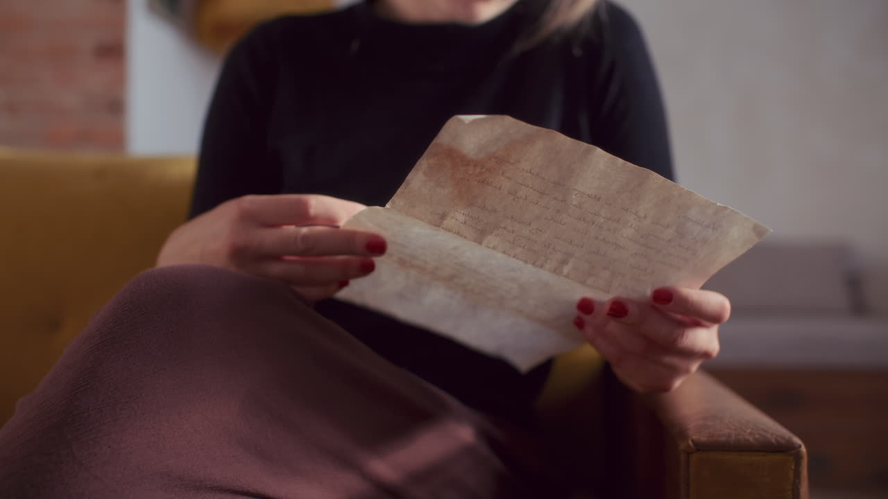 Donna che legge una vecchia lettera