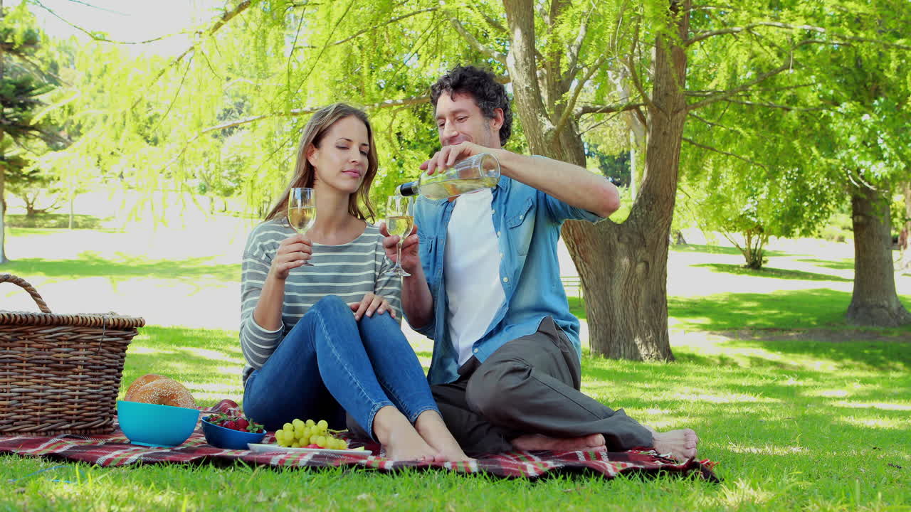 una pareja feliz haciendo un picnic.