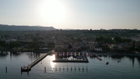 Überblick-über-Bardolino,-Die-Stadt-Verona-Und-Den-Hafen-Von-Cisano-Am-Gardasee-An-Einem-Sonnigen-Tag-In-Italien