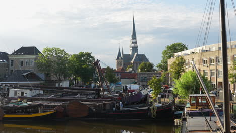 Boats-In-The-Old-Harbor-Near-The-Mallegatsluis-In-Gouda,-The-Netherlands