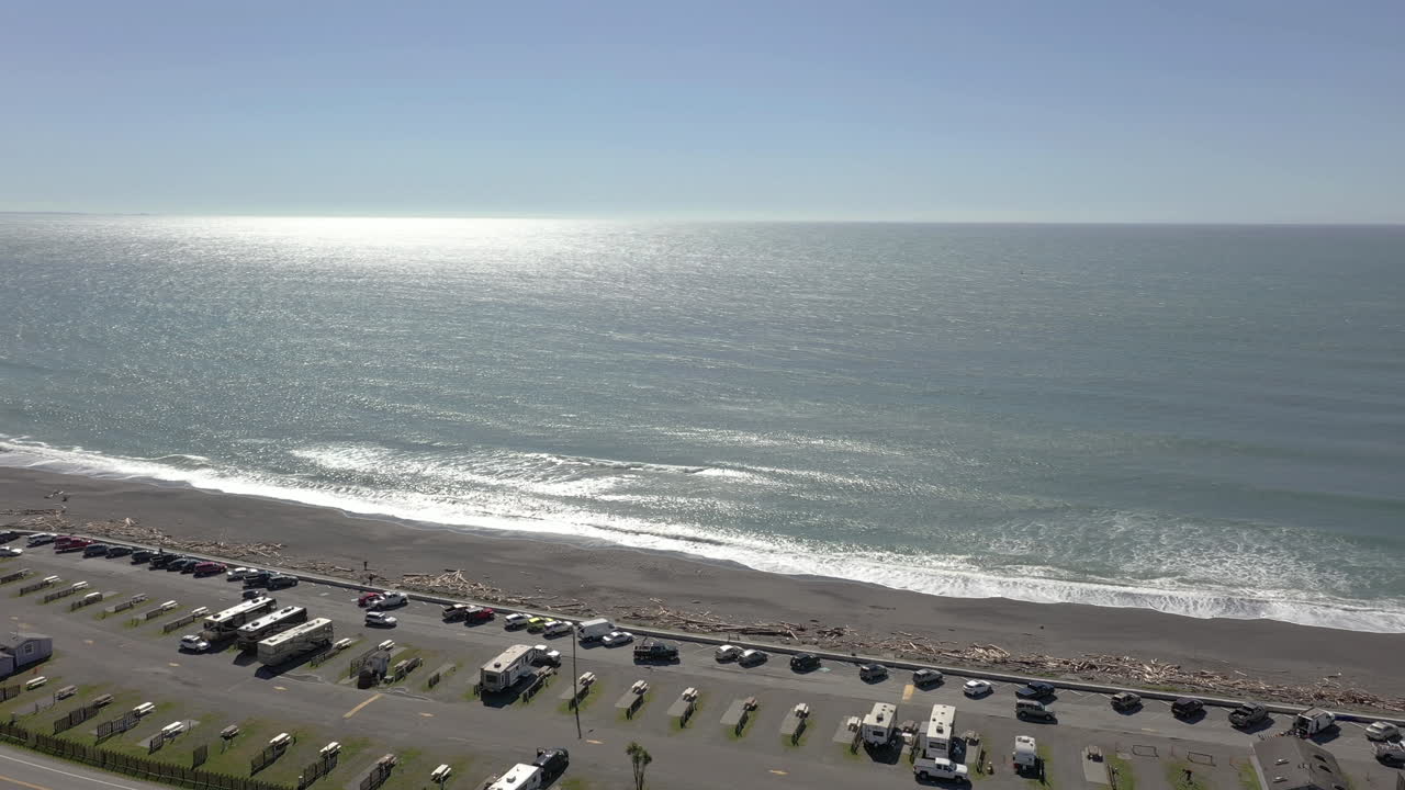 vehículos colocados en el parque de casas rodantes frente a la playa cerca del campo de cometas del puerto en el puerto de brookings, oregon