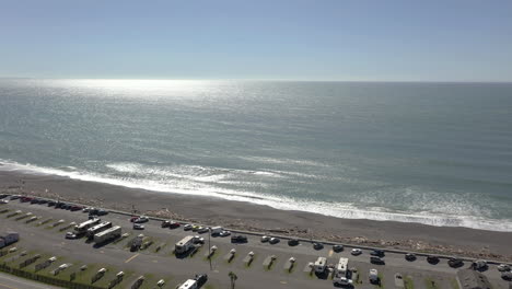 Fahrzeuge-Positioniert-Am-Strand-Rv-Park-In-Der-Nähe-Von-Harbour-Kite-Field-Im-Hafen-Von-Brookings,-Oregon