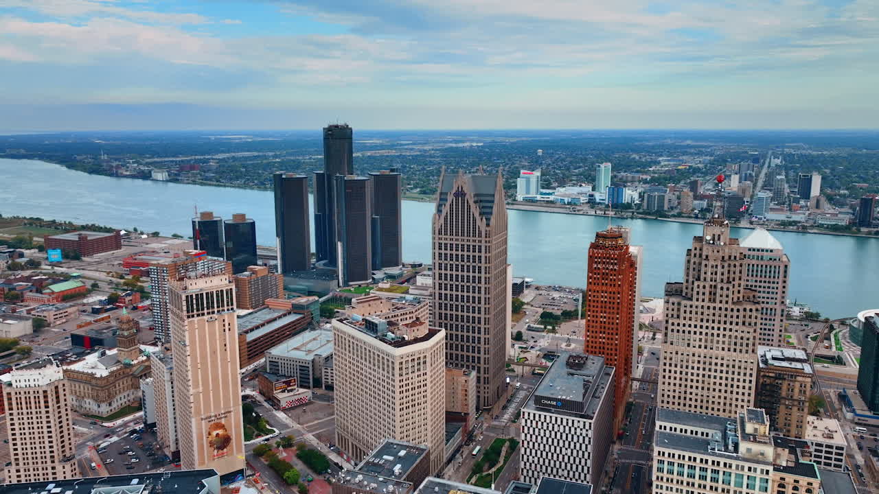 Detroit, USA, 28 luglio 2025: varietà architettonica nel centro di Detroit, Michigan, USA da drone. Avvicinamento all'edificio del Renaissance Center sul lungofiume
