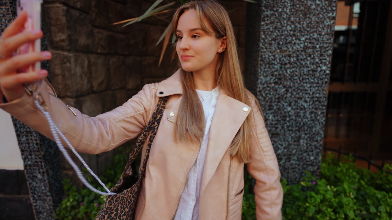 야외에서 셀피를 찍는 여자