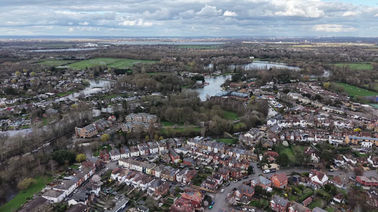Weybridge, Surrey, Storbritannia. Elvebredden ved Themsen. Luftfoto av hus og gater