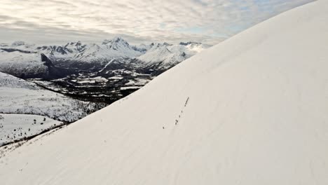 Wandern-Auf-Schneebedeckte-Berge-Zum-Skifahren,-Luftaufnahme