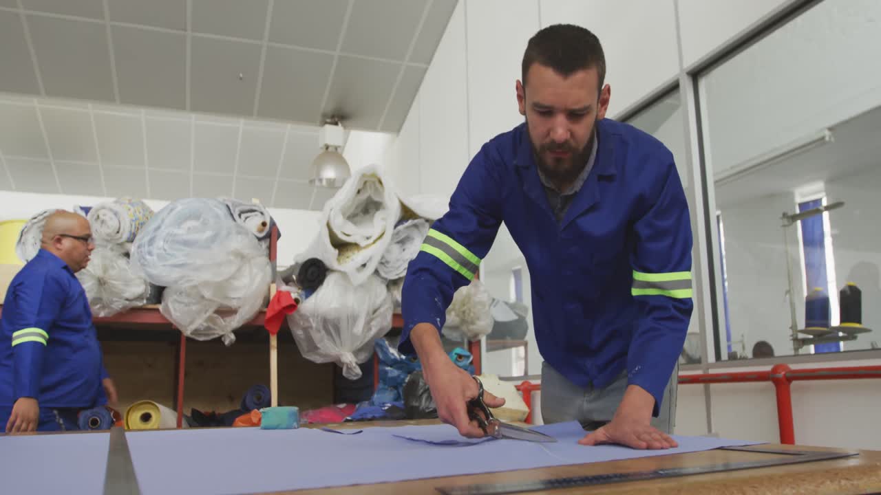 trabajador cortando un pañuelo