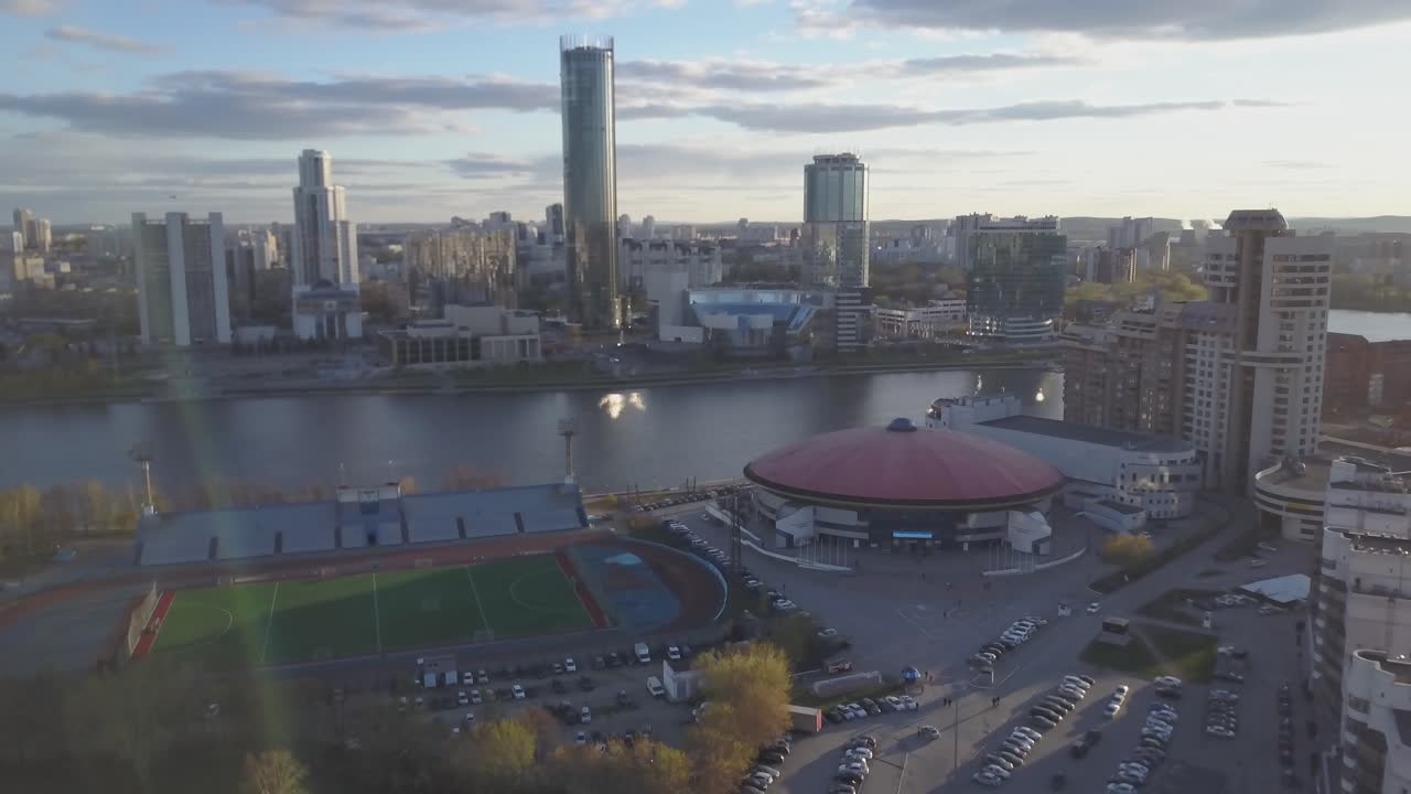 Paesaggio urbano con stadio e fiume