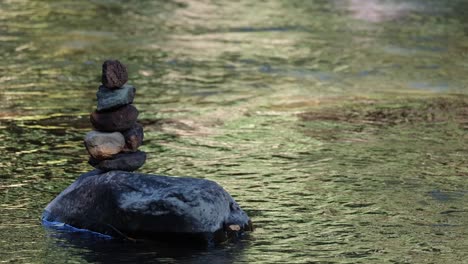 Rock-Stacking,-Ein-Kürzerer-Stapel-Mit-Einer-Und-Zwei-Basisfelsenstrukturen