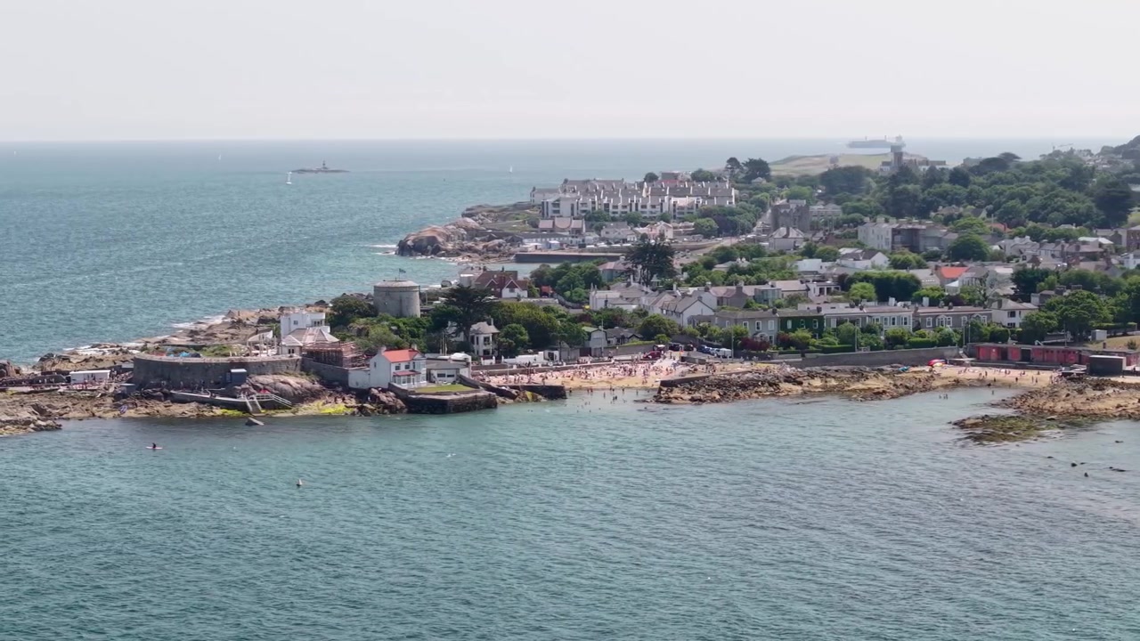 Ampia vista aerea della costa di Forty Foot e Dublino in una soleggiata giornata estiva, Irlanda.