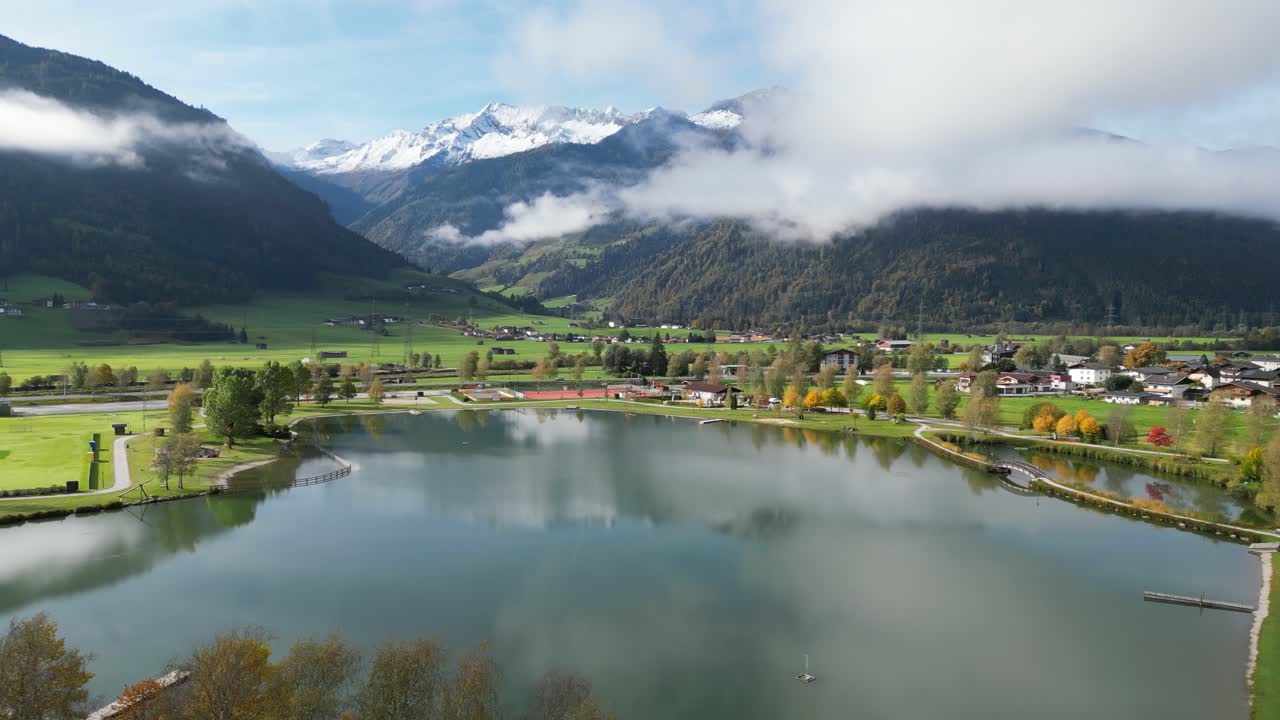 pintorescos lagos de montaña y picos nevados durante el otoño en austria - 4k aéreo