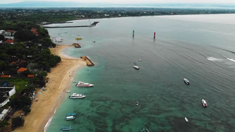 Wunderschöner-Filmischer-Sanur-Strand,-Bali-Drohnenaufnahmen-Mit-Interessanter-Landschaft,-Fischerbooten,-Hotel,-Resorts-Und-Ruhigem-Wetter