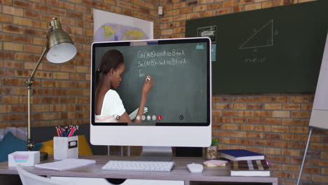 maestra biracial en la pantalla de la computadora durante una llamada de video