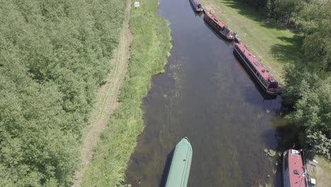 Narrow-boat-coming-into-scene-from-the-bottom