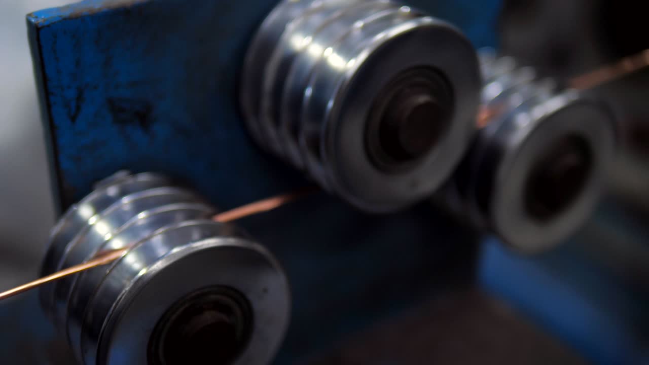 La linea di tracciato di filo di rame trafilato in fabbrica per la produzione di cavi elettrici
