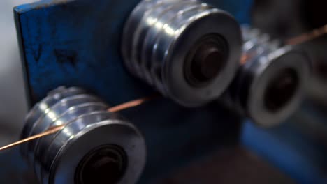 la línea de trama de alambre de cobre dibujado en la fábrica para la fabricación de cables eléctricos.
