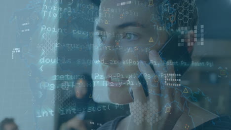 animación del procesamiento de datos sobre una mujer de negocios utilizando una pantalla interactiva