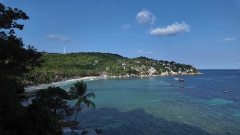 Beautiful-vantage-view-overlooking-the-beach,-sea,-island,-and-boats-in-Koh-Tao,-Thailand