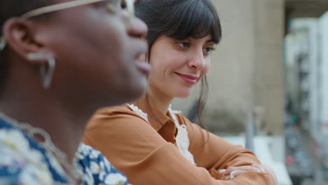 jóvenes damas de negocios hablando en la terraza de la azotea