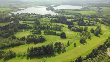 Drones-Aéreos-Vuelan-Sobre-Pan-Alrededor-Del-Campo-De-Golf-En-Fife,-Escocia