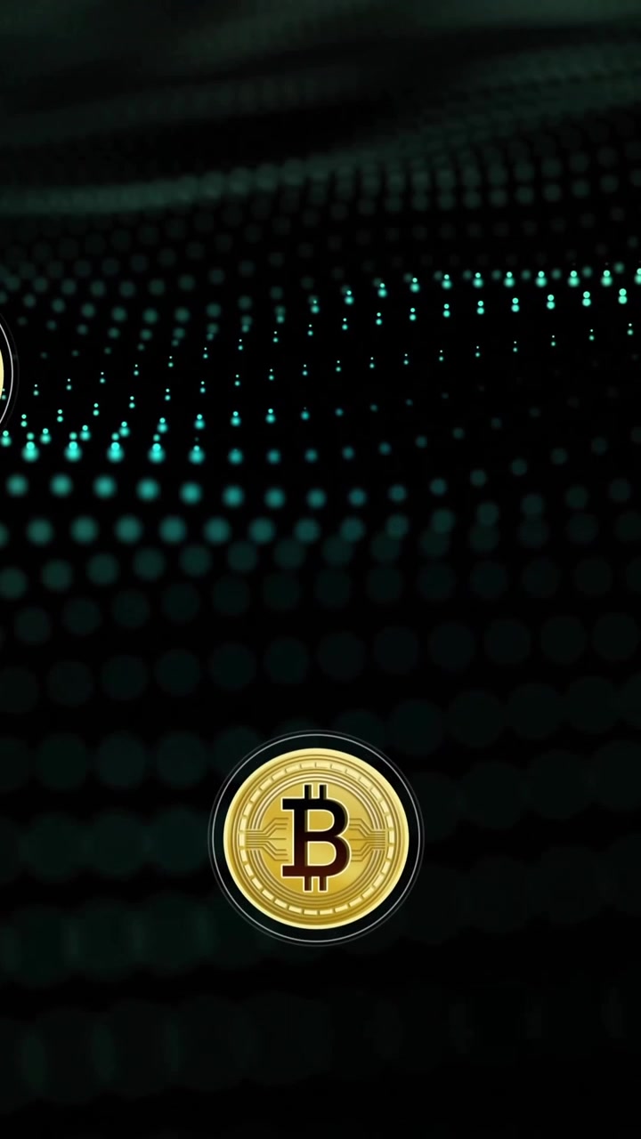 Animación de iconos de Bitcoin, procesamiento de datos financieros sobre codificación binaria.