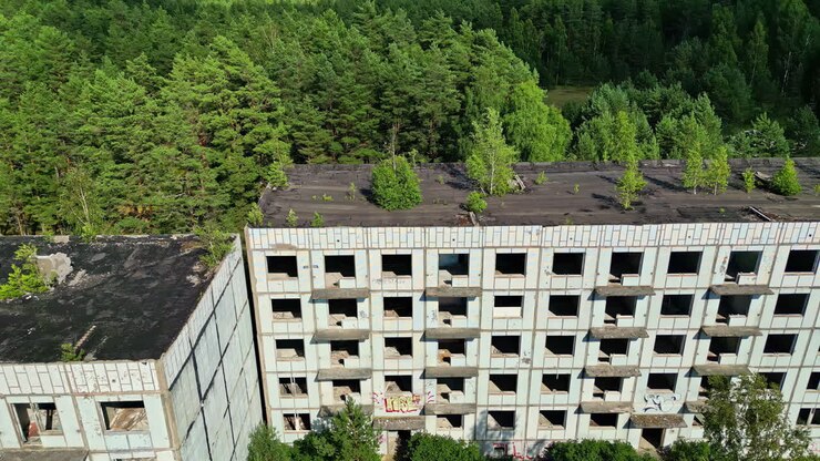 Complexo de apartamentos comunista soviético abandonado e em ruínas na Letónia, vista aérea