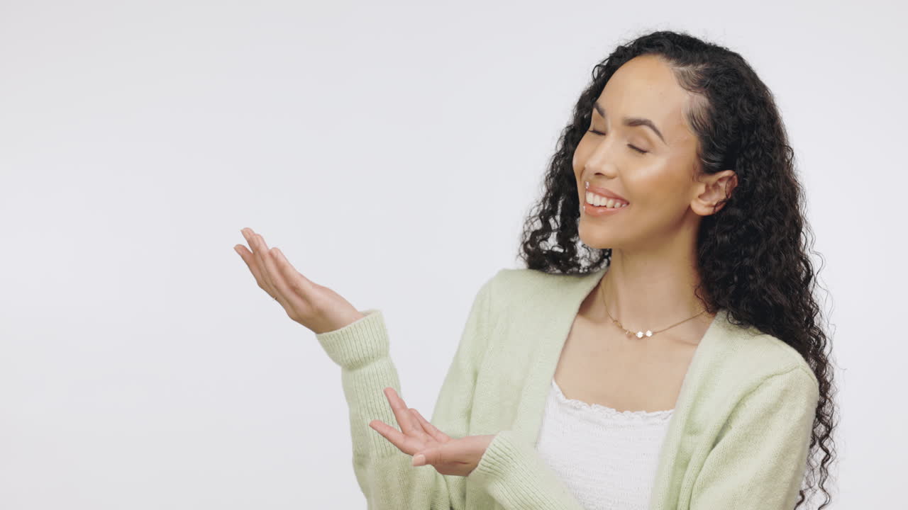 mujer presentando con un gesto expresivo